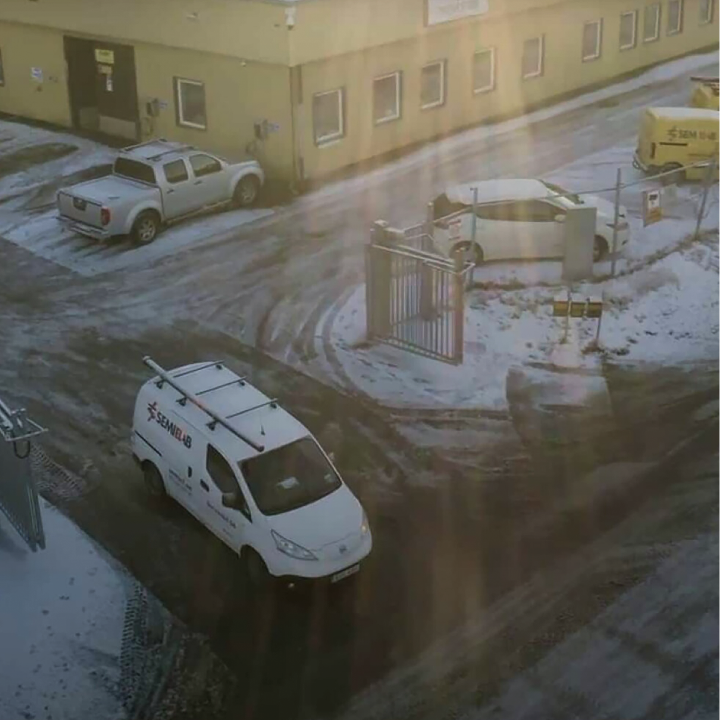 SEMIEL9 bilar utanför verkstad